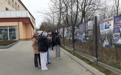 „Galeria na&nbsp;płocie” – wystawa przygotowana przez&nbsp;Instytut Pamięci Narodowej poświęcona Armii Krajowej